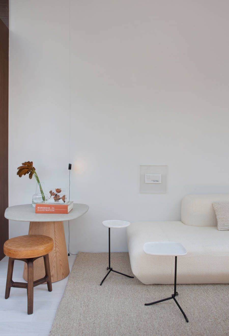 Living minimalista e acolhedor CasaCor