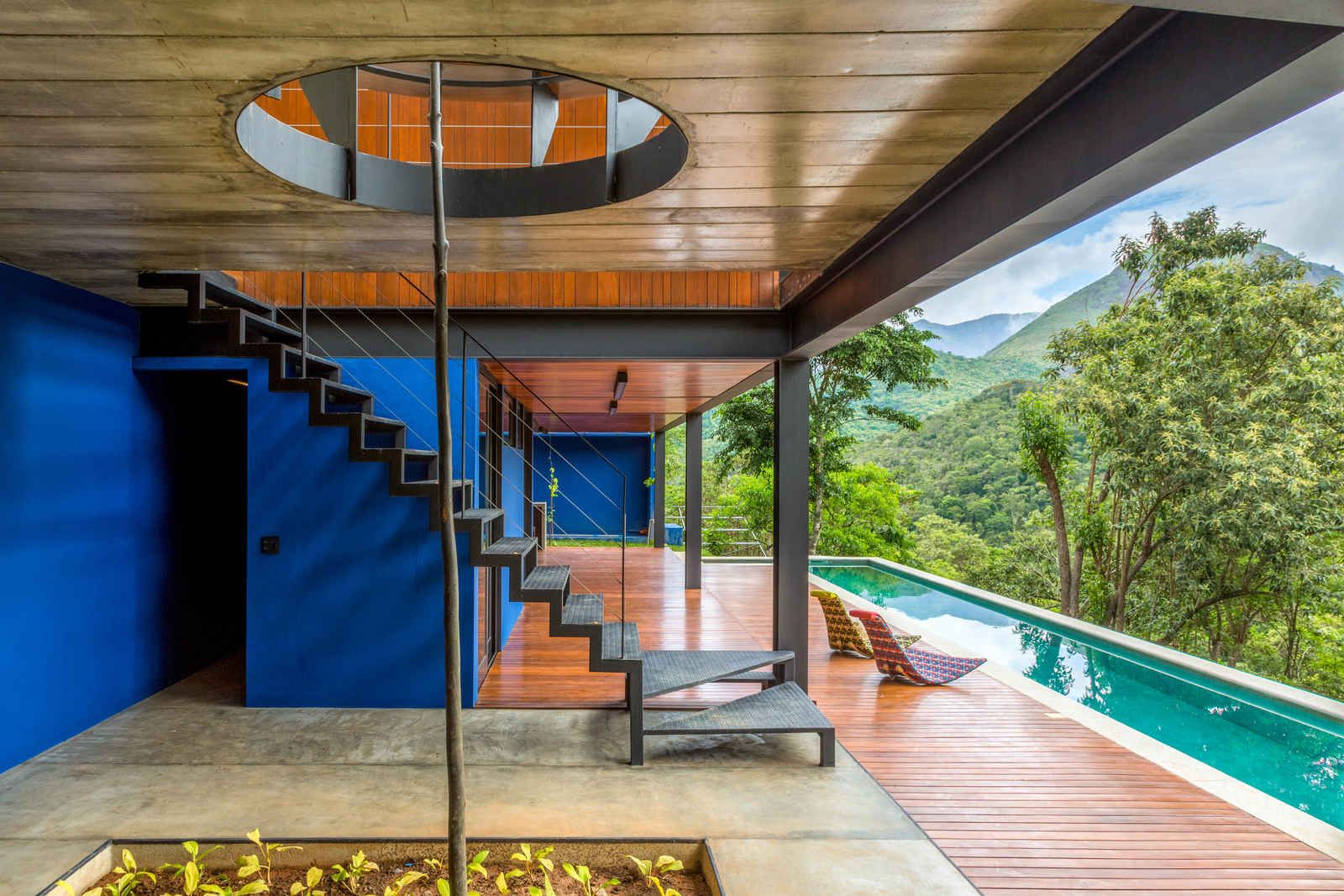 Arquitetura de casa moderna construindo no penhasco da montanha